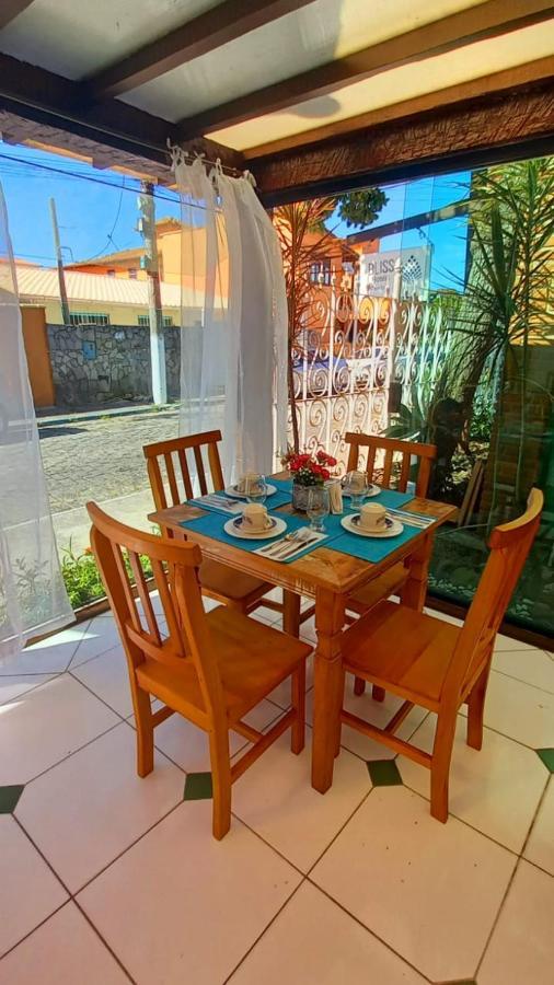 Bliss Hoteis Centro Armacao dos Buzios Bagian luar foto A dining table with four chairs
