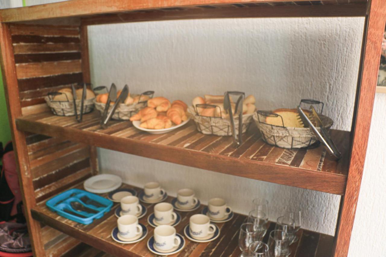 Bliss Hoteis Centro Armacao dos Buzios Bagian luar foto A bread and pastry display at a bakery in the Philippines